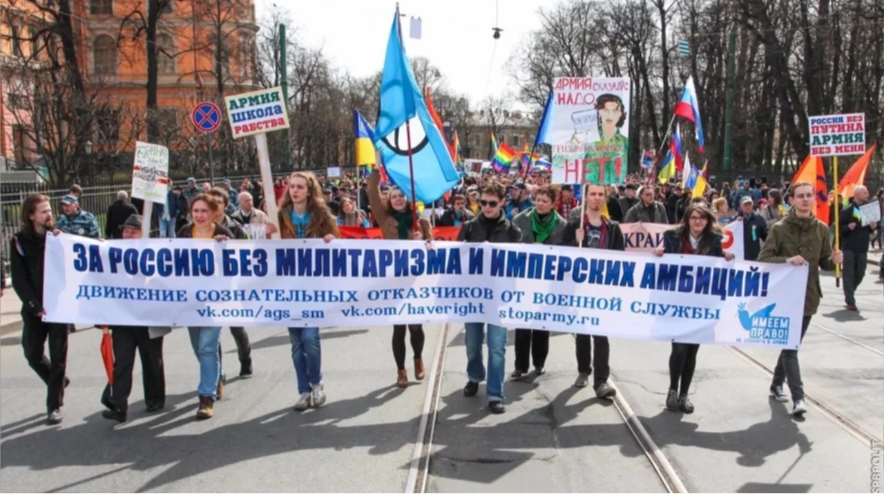 Photo from the demonstration. Participants in the Movement carry a banner that says “For Russia without militarism and imperial ambitions!”, and posters “The Army is a School of Slavery”, “Russia without Putin, the Army without Me” and others.